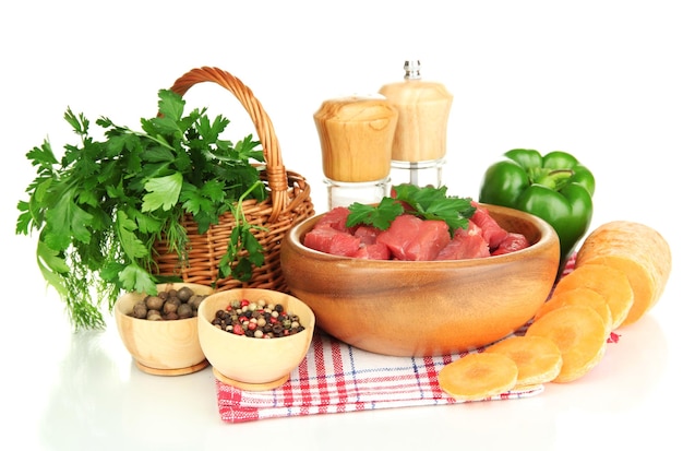 Kosz świeżych składników na stole